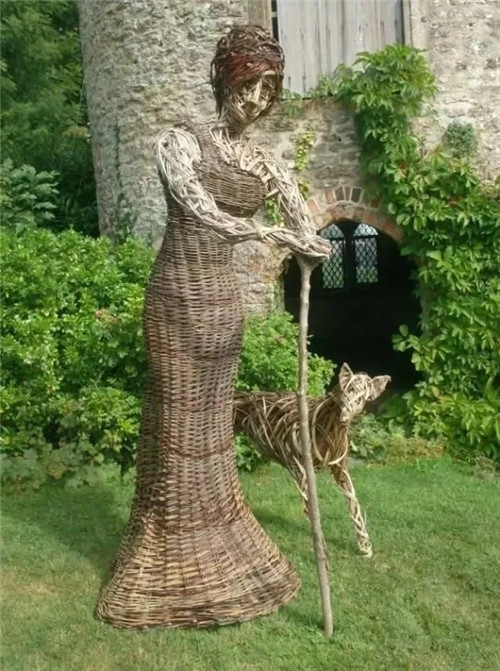 用树枝与藤蔓，编织的庭院景观雕塑