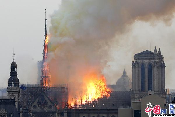 巴黎圣母院突发大火建筑受损
