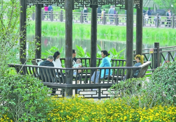 贵阳七彩湖公园：城市花园引人流连