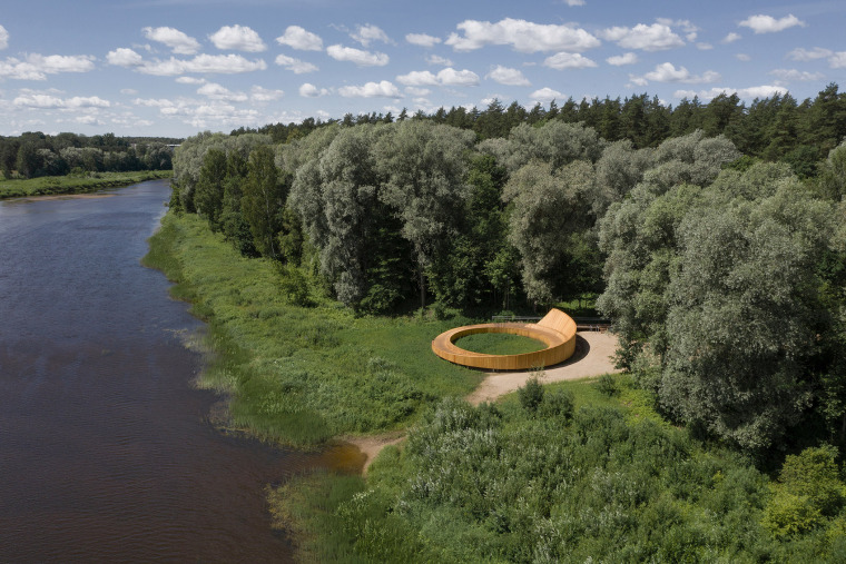 拉脱维亚感官公园里的人行步道与观景平台
