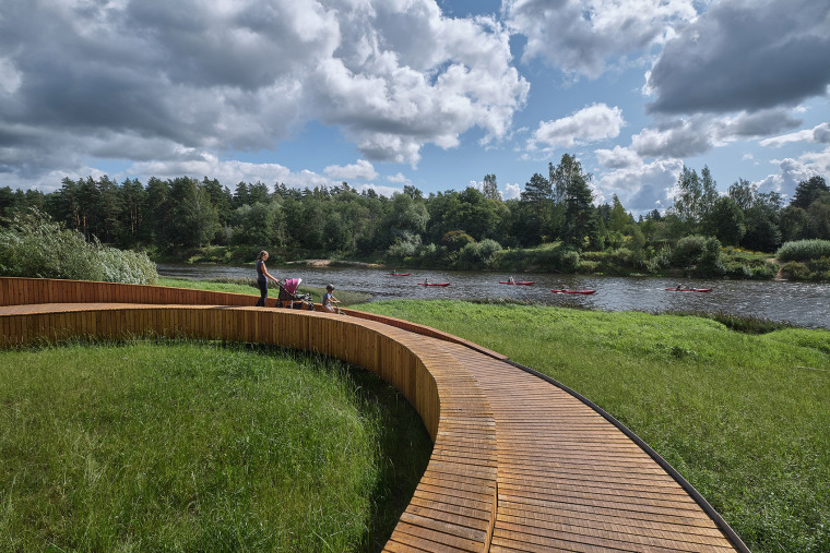 拉脱维亚感官公园里的人行步道与观景平台