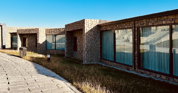 绿贝泛亚丨新疆温泉水云杉野奢酒店