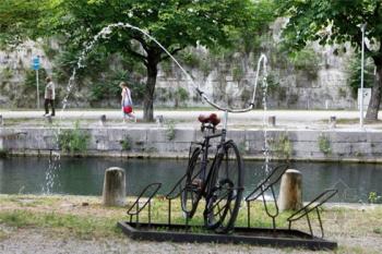 变废为宝：回收自行车喷泉