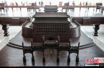 再现九大城门原貌 数十吨紫檀复建北京古城(图)