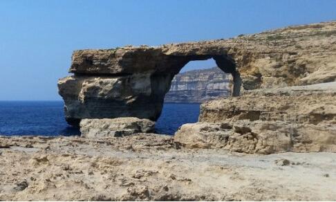 一个巨浪把著名景点打没了 马耳他景点坍塌曾是取景地